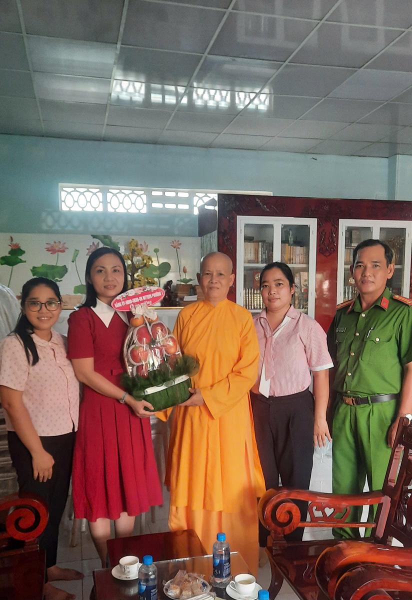 LÃNH ĐẠO PHƯỜNG 1 THĂM CHÚC MỪNG ĐẠI LỄ PHẬT ĐẢN 2025
